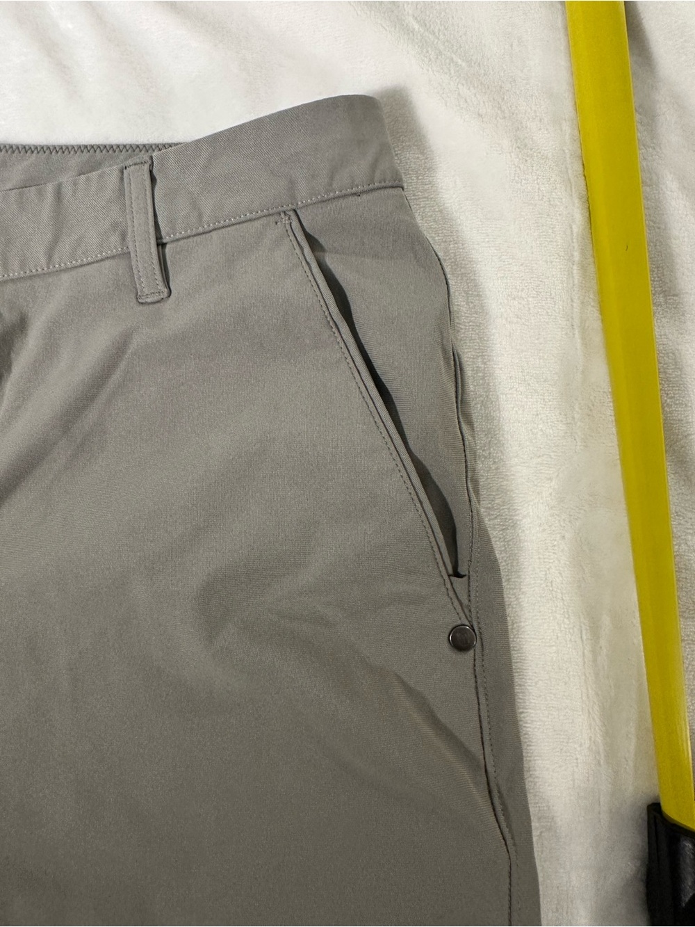 Vuori Men's Light Gray Athletic Shorts size 32